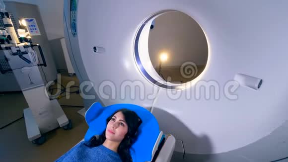 一家现代医院做核磁共振成像核磁共振扫描的女人视频的预览图