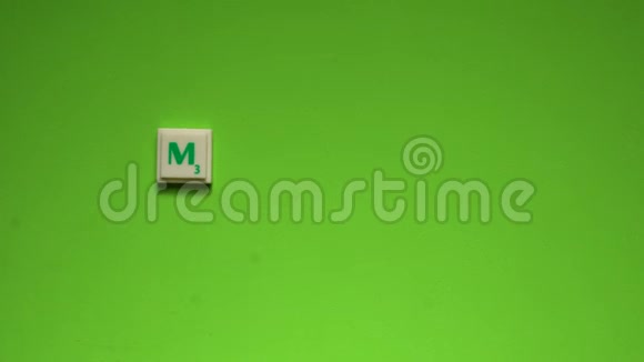 创建的单词星期一绿色背景上的字母视频的预览图