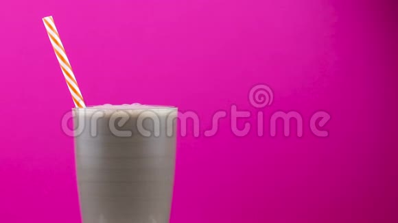 粉红背景下的巧克力奶昔视频的预览图
