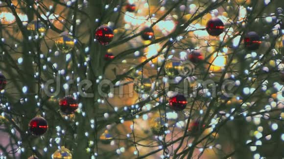 新年2018装饰球在树木花环上视频的预览图