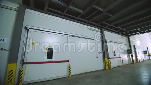 工厂里的大冷冻仓库工业冷冻库门的立面存放产品的大型储藏室视频的预览图