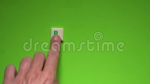 用绿色背景上的字母创建了再见字视频的预览图