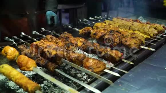 木炭烤架上的串烧肉特写视频的预览图