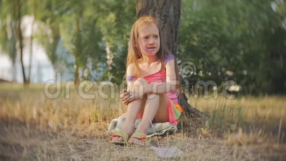 小女孩涂满了霍莉的颜色坐在树上哭泣视频的预览图