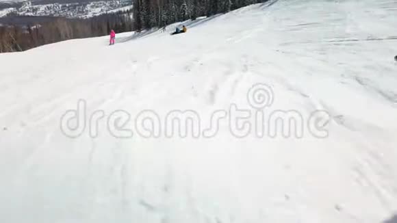 滑雪者沿着斜坡往下走视频的预览图