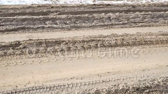 泥泞的道路和有大轮子的汽车越野车视频的预览图