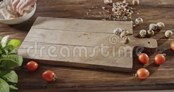 女人从陶瓷碗里取出鸡柳用刀在木板上切薄片背景视频的预览图
