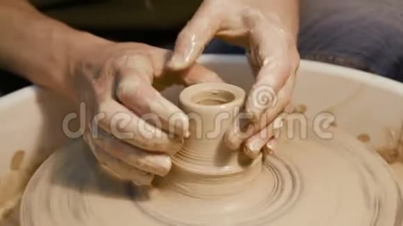 的手在陶工车轮上做陶土视频的预览图