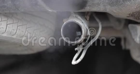 汽车排气管的烟雾视频的预览图