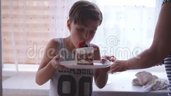 女人把蛋糕放进盘子里给孩子们视频的预览图