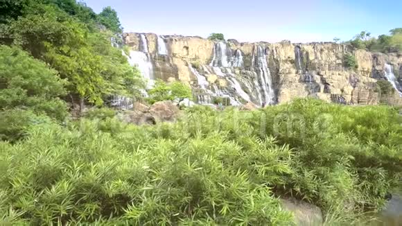 瀑布在河中的石丛中低飞起视频的预览图