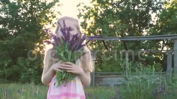 站在花园里拿着一束花的小女孩视频的预览图