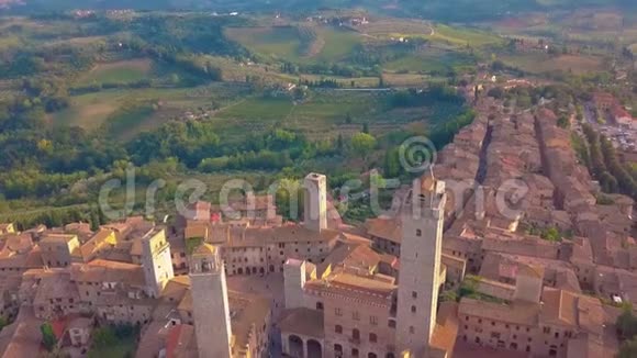 鸟瞰图飞越意大利托斯卡纳圣吉米尼亚诺的一个中世纪小镇FineTowers视频的预览图