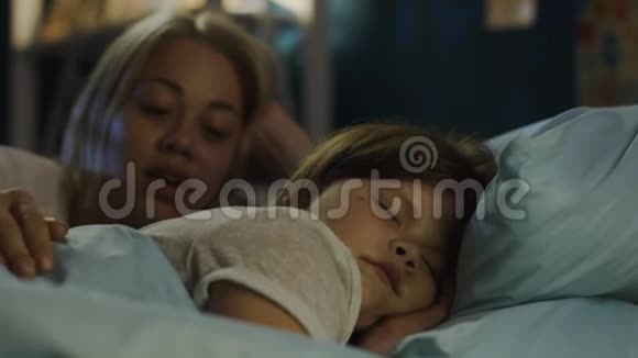 女人在床上给女孩讲故事视频的预览图