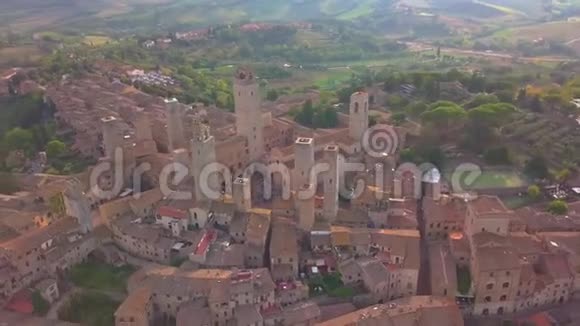 无人机空中拍摄的圣吉米尼亚诺美妙村庄联合国教科文组织世界遗产意大利托斯卡纳视频的预览图
