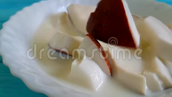 慢镜头椰子片落在一盘牛奶里视频的预览图