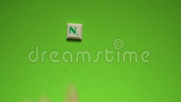 绿色背景上的字母创造了新创意视频的预览图
