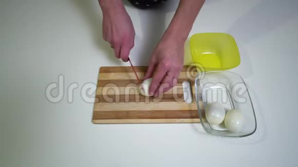 厨房特写镜头一个年轻的女人正在准备食物手的少女特写女人切煮鸡蛋做沙拉视频的预览图