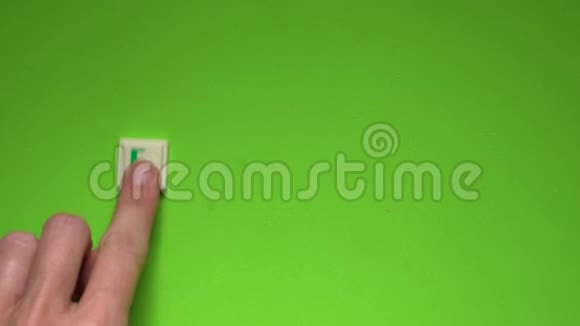 用绿色背景上的字母创建了经济词汇视频的预览图
