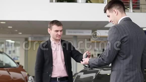 成功买车后售货员给一把钥匙一个快乐的顾客视频的预览图