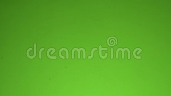 创建比特币的单词绿色背景上的字母视频的预览图