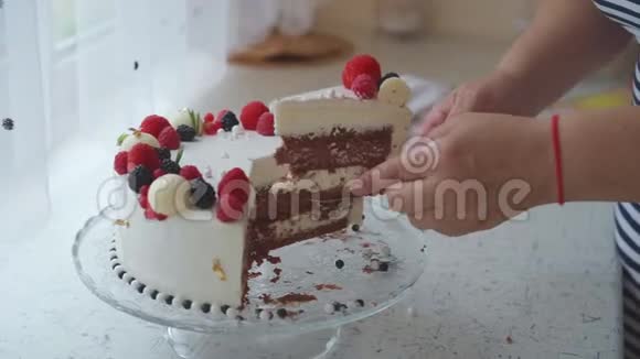 女人把蛋糕放进盘子里给孩子们视频的预览图
