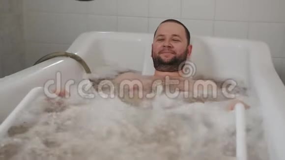 一个正在洗澡的男人正在接受物理治疗师的娱乐水疗喷水按摩人是程序视频的预览图