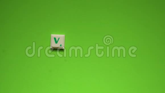 绿色背景上的字母创建了投票词视频的预览图