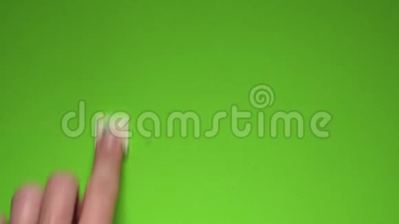 创建了个家庭的单词绿色背景上的字母视频的预览图