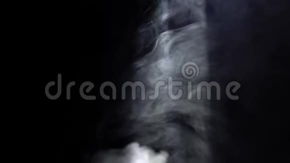 在黑暗的房间里白色的烟雾在光束中旋转行动黑暗中的烟雾视频的预览图