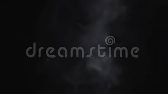 特写白喷烟的黑色背景上的黑暗行动黑暗中的烟雾视频的预览图