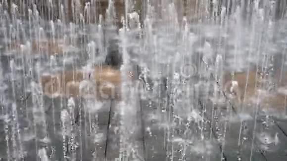 纯净水喷溅喷泉背景慢动作风格视频的预览图