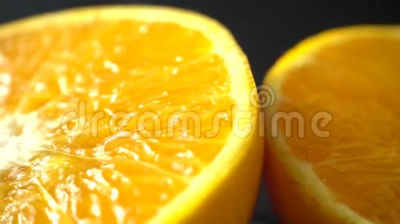剪裁的普通话橙色特写鲜橙果轮作4K视频的预览图