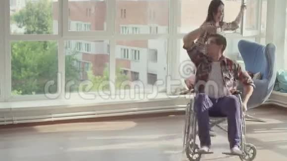 女孩和一个坐轮椅的残疾人跳舞视频的预览图
