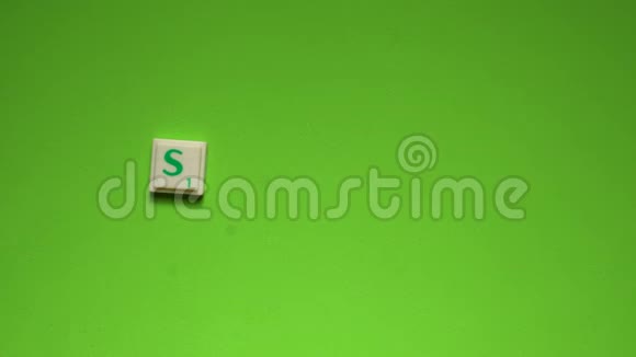 创建了学校的单词绿色背景上的字母视频的预览图