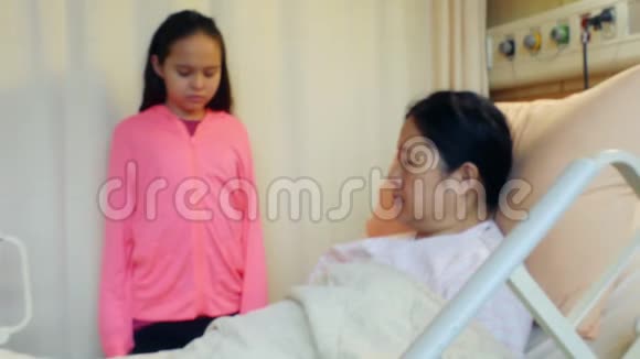 女孩牵着妈妈手在病床上视频的预览图