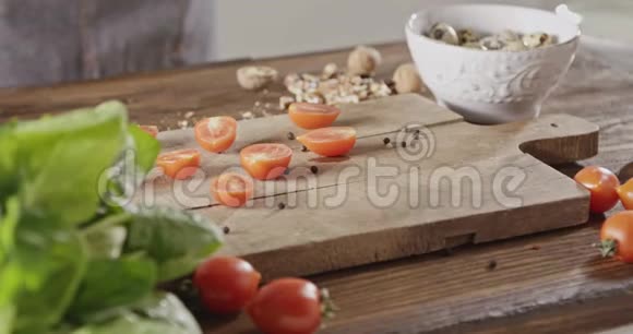 将红樱桃西红柿和胡椒种子切成木板鹌鹑蛋鸡胸肉菠菜西红柿视频的预览图
