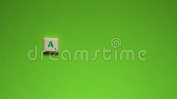 用绿色背景上的字母构成秋天的词视频的预览图
