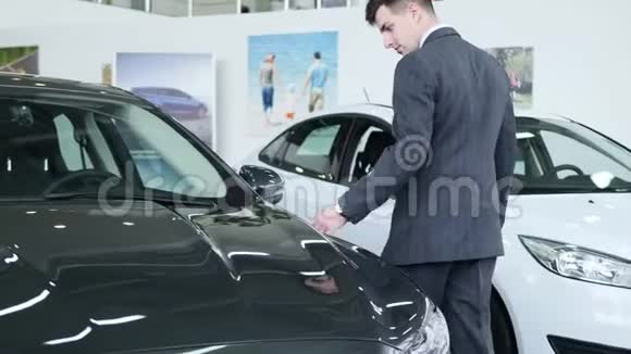 人选择模型车汽车生意汽车销售技术和人的概念快乐的男性与汽车经销商视频的预览图
