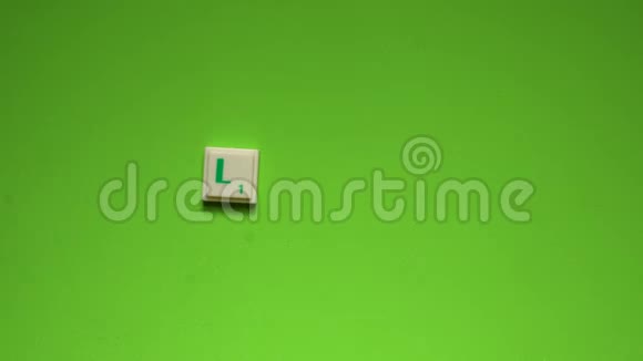 用绿色背景的字母创造了爱这个词视频的预览图