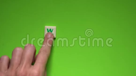 创建绿色背景上的字母什么视频的预览图