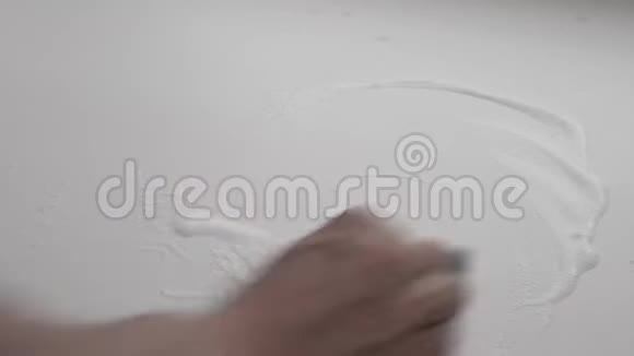 主妇女洗白面视频的预览图