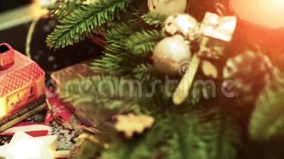 圣诞节装饰的特写灯泡闪耀着圣诞元素视频的预览图