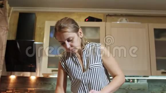 女人用糖霜包着圆饼视频的预览图