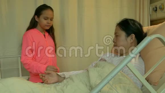 女孩牵着妈妈手在病床上视频的预览图
