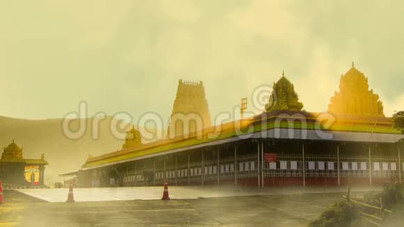 吐鲁帕提巴拉吉寺有雨有雾视频的预览图