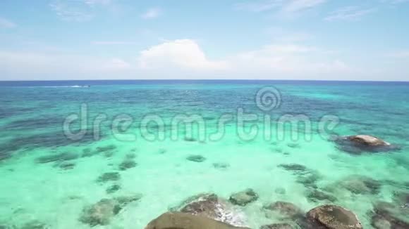 热带国家岩石海岸旁绿松石泻湖珊瑚礁视频的预览图