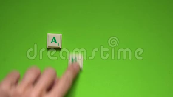 用绿色背景上的字母创建四月的单词视频的预览图