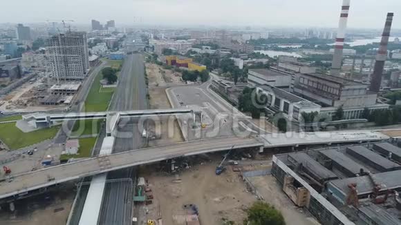 修建穿越莫斯科中央环路的立交桥视频的预览图