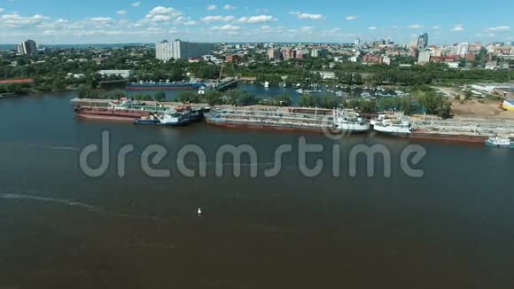 停泊在河中的船只和船只视频的预览图